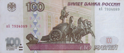 На 100 рублей в первой половине 1998 года можно было купить три килограмма копчёной колбасы, а в конце года только два