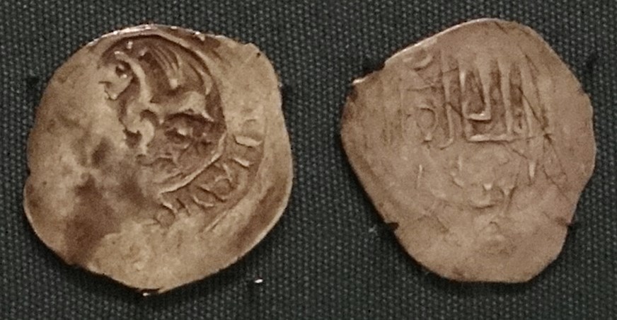 Монета Денга (грифон влево и кольцевая надпись, на обороте арабская надпись). Разновидности, подробное описание