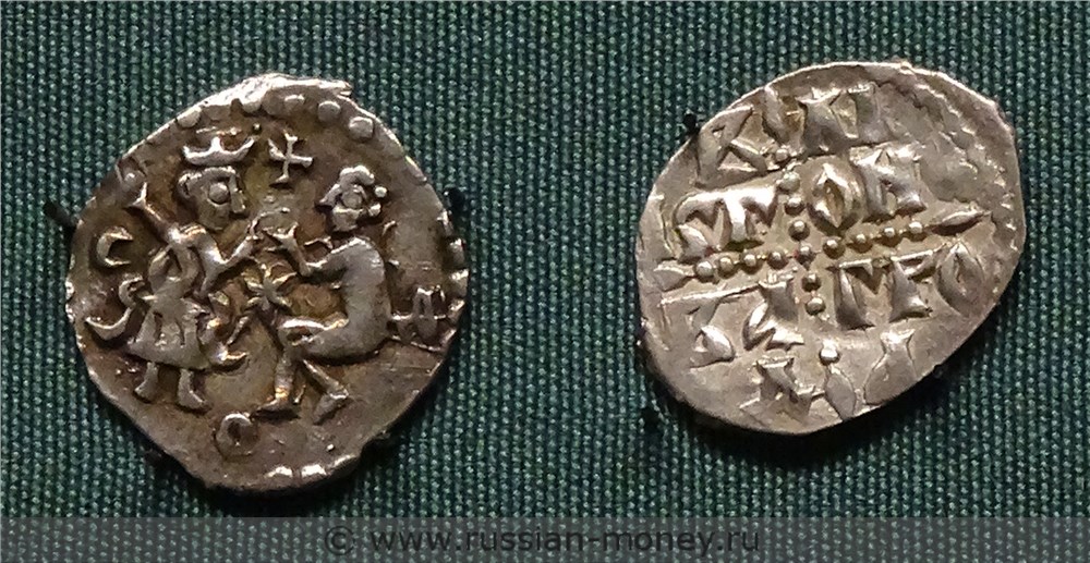 Монета Денга (князь на троне с мечом, справа стоящий человек, буква С-Д-О, крест, надпись разделена). Разновидности, подробное описание