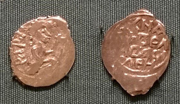 Монета Денга (человек с секирой вправо, РАРАI, на обороте надпись). Разновидности, подробное описание