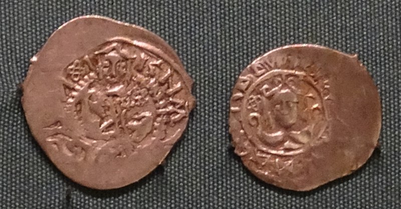 Монета Денга (голова прямо, на обороте человек с секирой и голова, кольцевая надпись)