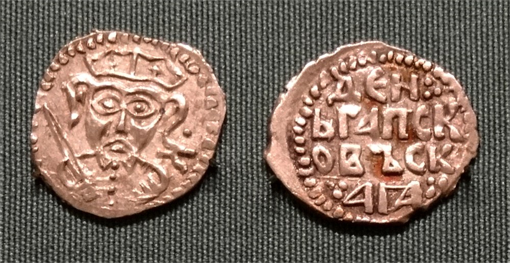 Монета Денга (князь Довмонт и буква К, на обороте надпись). Разновидности, подробное описание