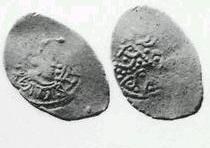Монета Денга (голова вправо и кольцевая надпись, на обороте подражание арабской надписи)