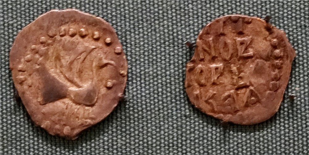 Монета Денга (птица вправо, полная надпись)