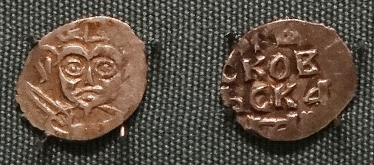 Монета Четверетца (князь Довмонт, меч слева, на обороте надпись)