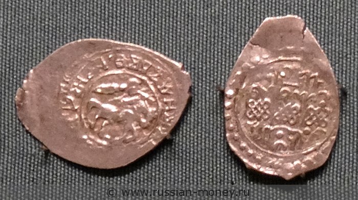 Монета Денга (всадник в плаще с мечом, круговая надпись, на обороте арабская надпись). Разновидности, подробное описание
