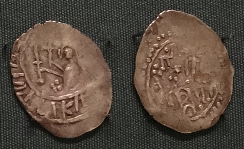 Монета Денга (человек с секирой и мечом влево, надпись, на обороте подражание арабской надписи). Разновидности, подробное описание