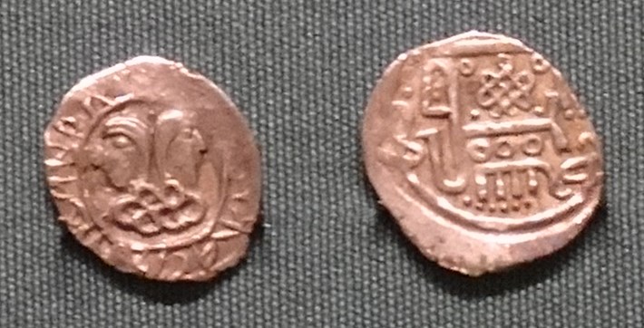 Монета Денга (две головы, на обороте арабская надпись)