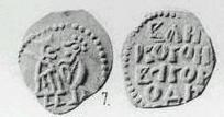 Монета Денга (князь стоит с мечом, человек справа держит предмет, строки не разделены). Разновидности, подробное описание
