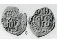 Монета Денга (князь стоит с мечом, человек справа с предметом в виде линии из точек, строки разделены). Разновидности, подробное описание