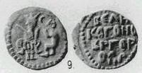 Монета Денга (князь на троне с мечом, справа стоящий человек, буква Е, надпись не разделена). Разновидности, подробное описание
