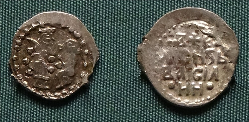 Монета Денга (сцена оммажа, на обороте линейная надпись). Разновидности, подробное описание