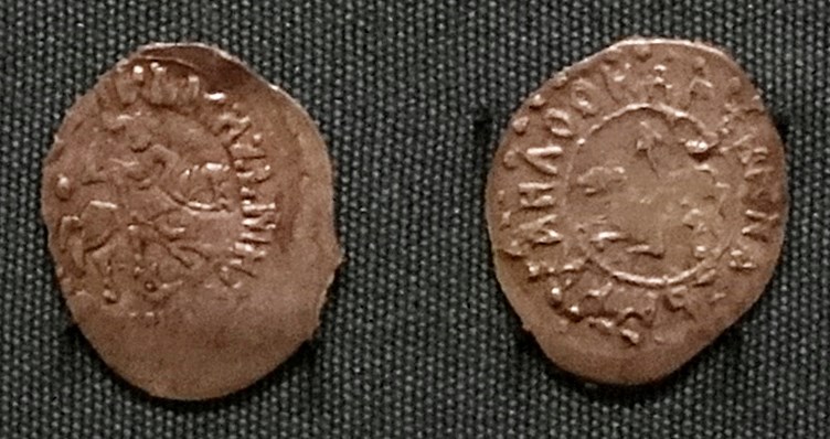 Монета Денга (всадник с копьём и головой назад, на обороте зверь влево, кольцевые надписи)