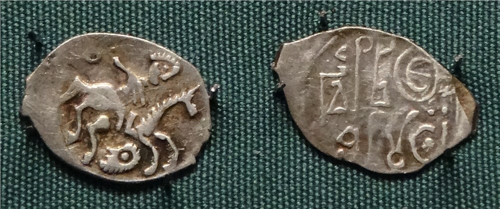 Монета Денга московская (всадник с саблей, голова под конём, на обороте Государь вязью)