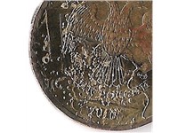 Клей или лак на монете 2010