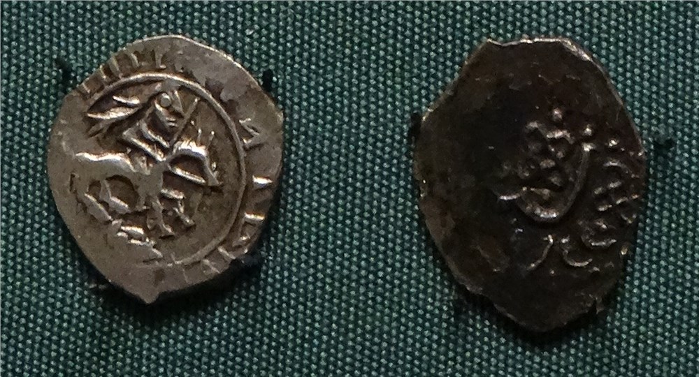 Монета Денга (всадник в плаще с мечом вправо, на обороте арабская надпись). Разновидности, подробное описание