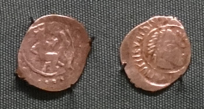 Монета Денга (голова вправо и кольцевая надпись, на обороте князь на троне и стоящий человек)