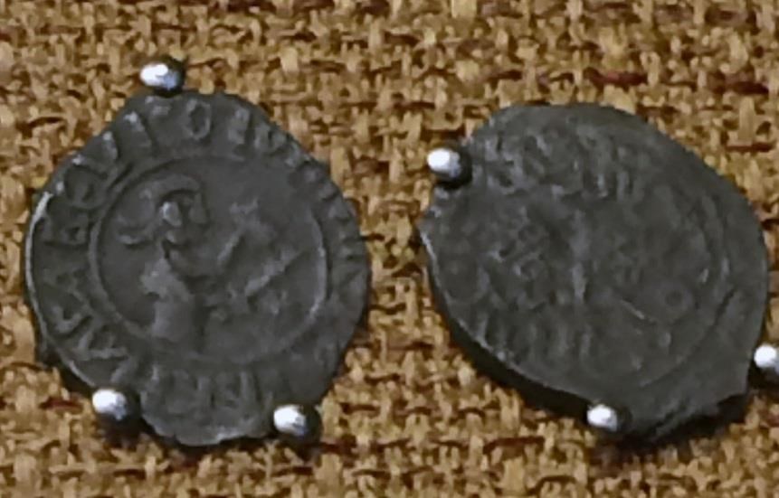 Монета Денга (человек с секирой и мечом вправо, кольцевая надпись, на обороте подражание арабской надписи)