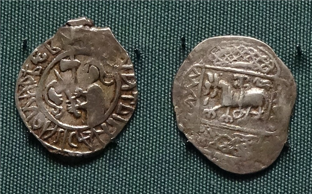Монета Денга (человек влево с мечом и секирой, кольцевая надпись, на обороте лошадь среди орнамента)
