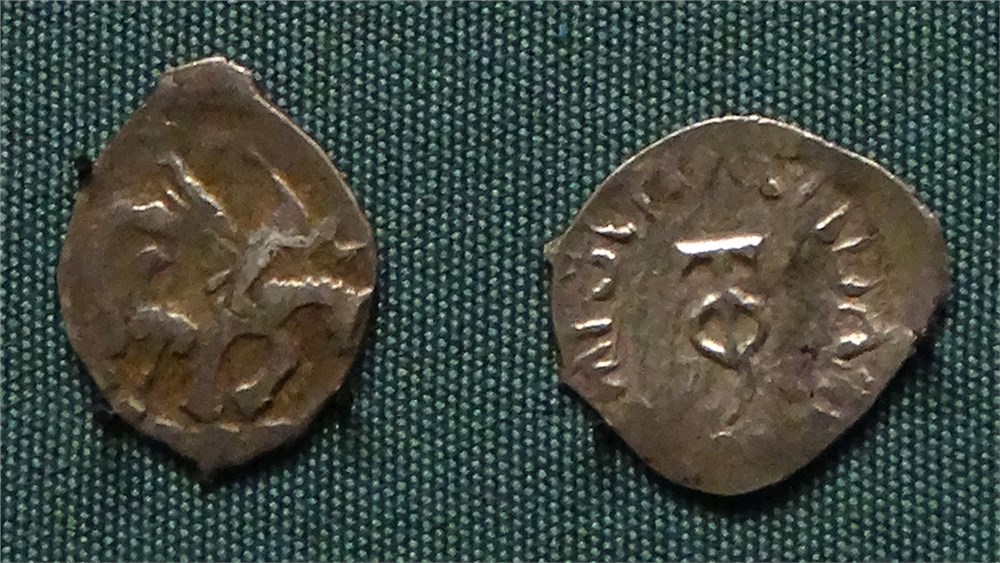 Монета Денга тверская (всадник к саблей, Т, на обороте монограмма и круговая надпись)