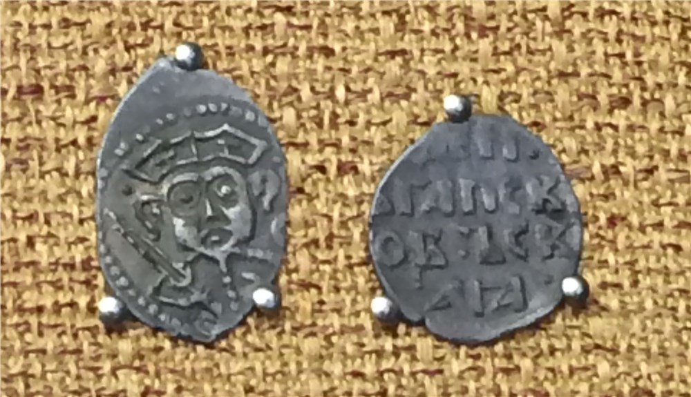 Монета Денга (князь Довмонт и буква С, на обороте надпись)