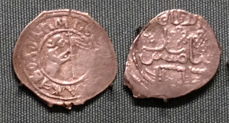 Монета Денга (знаменосец и кольцевая надпись, на обороте арабская надпись)