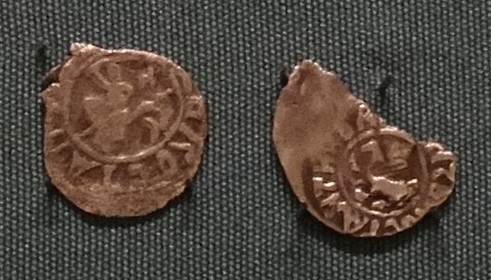 Монета Денга (человек с саблей, на обороте лошадь влево, кольцевые надписи)
