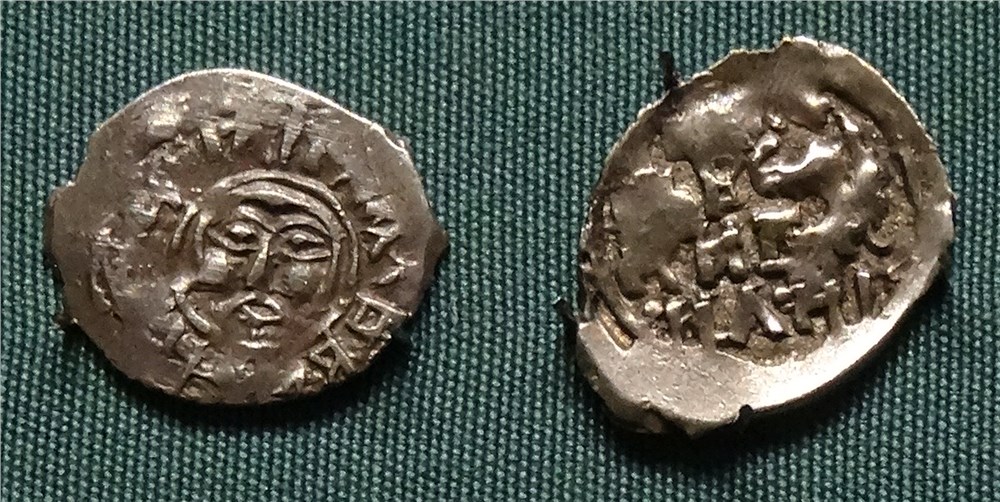 Монета Денга (голова, круговая надпись, на обороте линейная надпись)