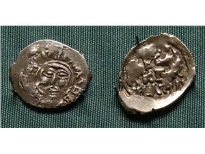 Денга (голова, круговая надпись, на обороте линейная надпись) 