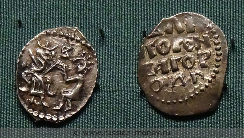 Монета Денга (князь на троне с мечом, справа стоящий человек, буква B, надпись не разделена). Разновидности, подробное описание