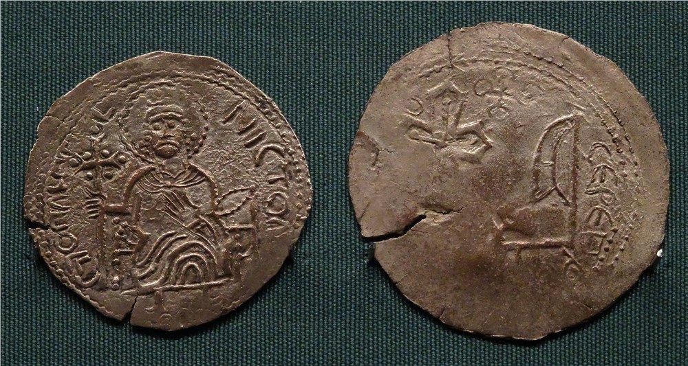 Монета Сребреник Святополка (князь на троне, трезубец с большим крестом). Разновидности, подробное описание