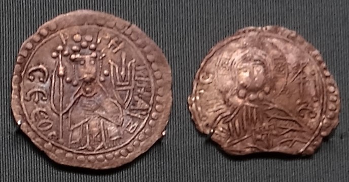 Монета Сребреник Владимира (изображение князя и Христа, буквы НC ХС)