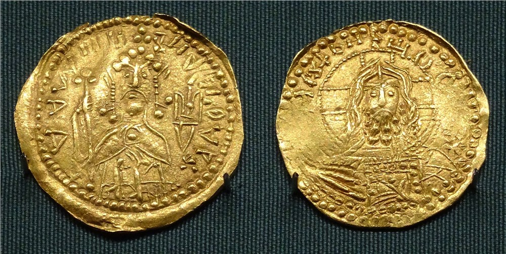 Монета Златник Владимира (вершины букв к центру)
