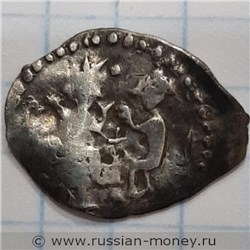 Монета Денга (князь на троне с мечом, справа стоящий человек, буквы С-О-О, крест, надпись разделена). Аверс