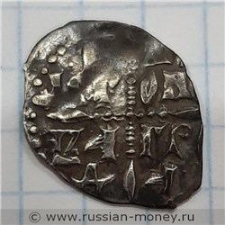 Монета Денга (князь на троне с мечом, справа стоящий человек, буквы С-О-О, крест, надпись разделена). Реверс