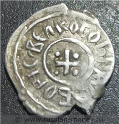 Монета Денга (крест и кольцевая надпись, на обороте подражание арабской надписи). Аверс