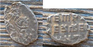 Копейка (АѰА). Надпись короткая, буквы крупные, всадник меньше, под конём мелкие буквы 
